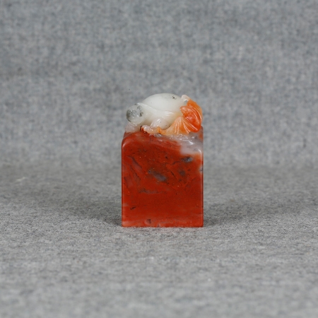 寿山朱砂冻俏色雕福寿钮章  1件