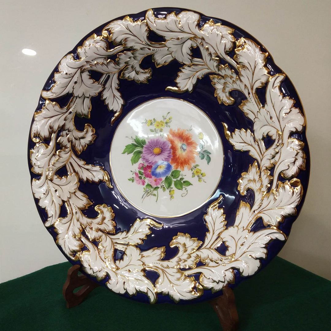 1925~1934年德国梅森品牌手绘花卉浮雕树叶描金皇家蓝赏盘 1件