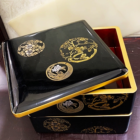 日本制花卉纹漆器双层置物盒