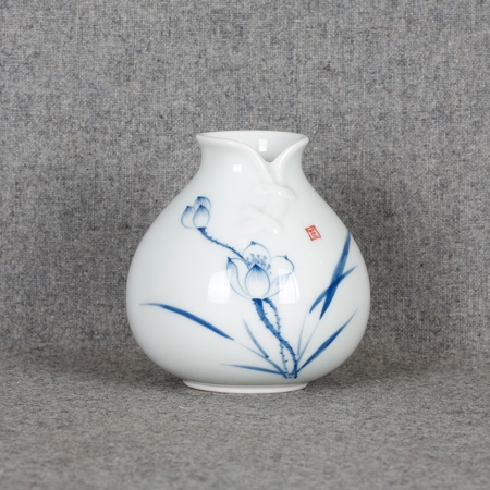 青花荷花图花瓶  1件